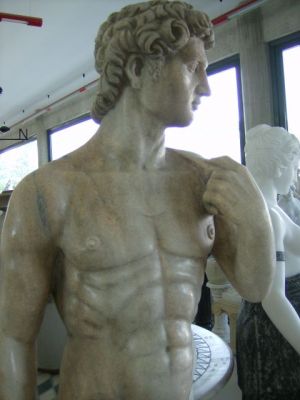 STATUA DAVID DI MICHELANGELO IN MARMO ROSA Cm. 180